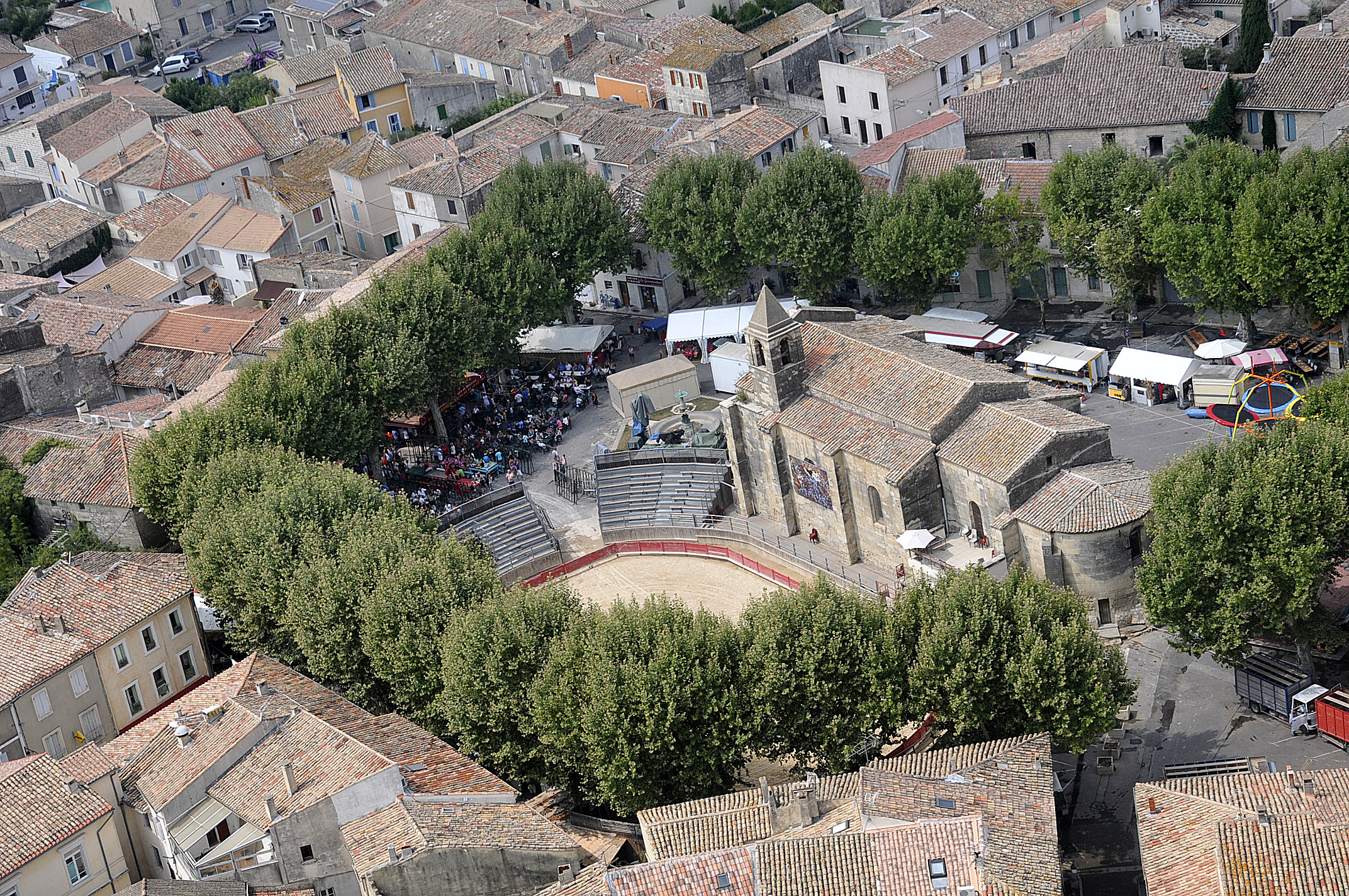 Photo aérienne des arènes et de l'église de Saint-Laurent