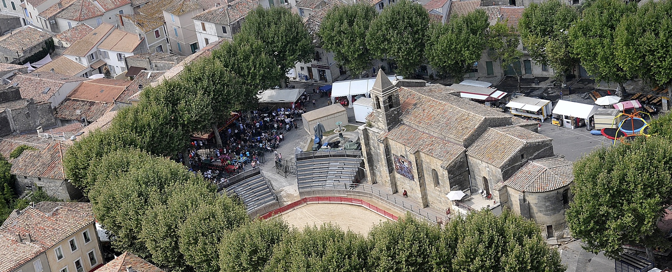 Photo aérienne des arènes et de l'église de Saint-Laurent 3